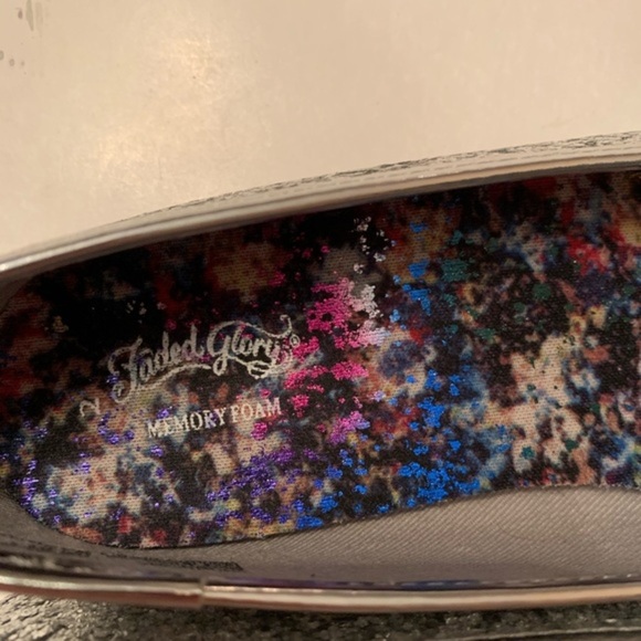Faded Glory Girl’s Silver Dazzle Ballet Flat 2 - Picture 3 of 6